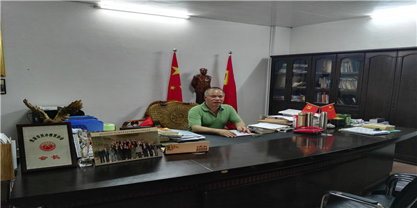 1、覃克牢校长在办公.jpg