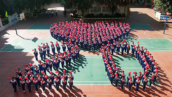 爱华教育集团的学生们庆祝20周年庆典造型7.jpg