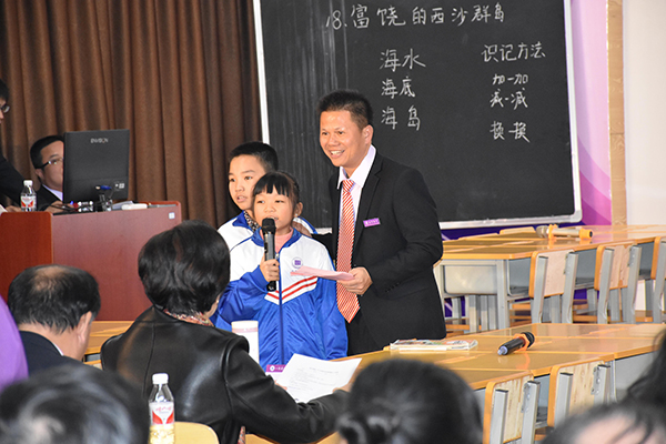 爱华教育集团明秀二区小学黄海明校长主持“三学一用”课堂展示5.jpg