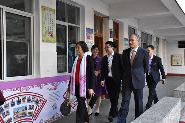 国家台湾事务办公室港澳局原局长杨亲华先生；原武汉市教育科学研究院职成处书记徐骏参观爱华教育集团明秀二区小学3.jpg