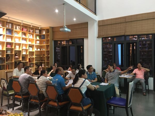 肖开宁会长（图中左一）主持召开“实施条例”征求意见座谈会.jpg