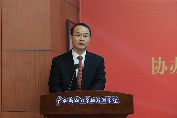 2自治区党委统战部部务委员、广西中华职业教育专职副主任冯华清致辞.JPG