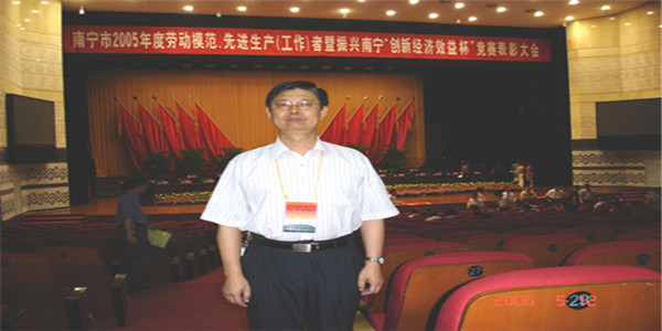 2、南宁市东盟中学董事长、特级教师叶弥坚.jpg