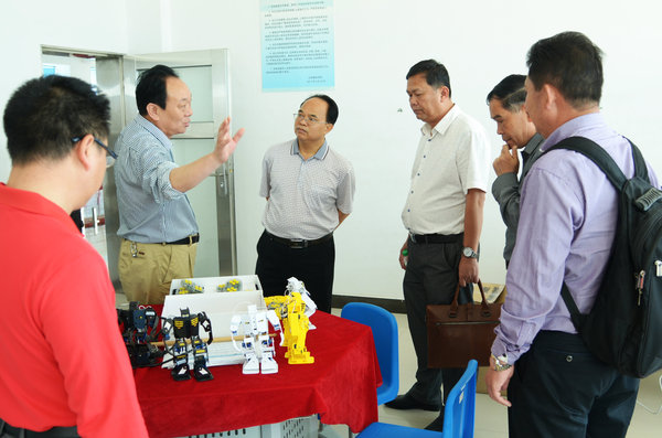 1北海国际学校校长文元林向考察团介绍办学特色。.JPG