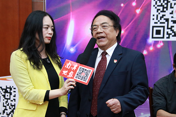 10南宁市英华学校校长陆强华接受记者采访并在会上作了交流发言.JPG